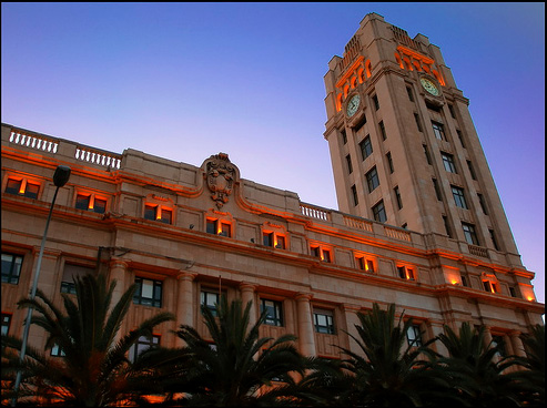 Cabildo Insular de Tenerife, fue construido en el año 1940 muestra un claro estilo racionalista y fue la sede de la primera corporación Tinerfeña.