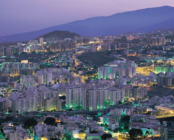 Vista de noche de la ciudad de Santa Cruz de Tenerife.